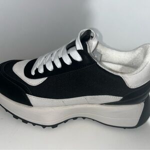 Women’s size 7 SM New York sneakers brand new.